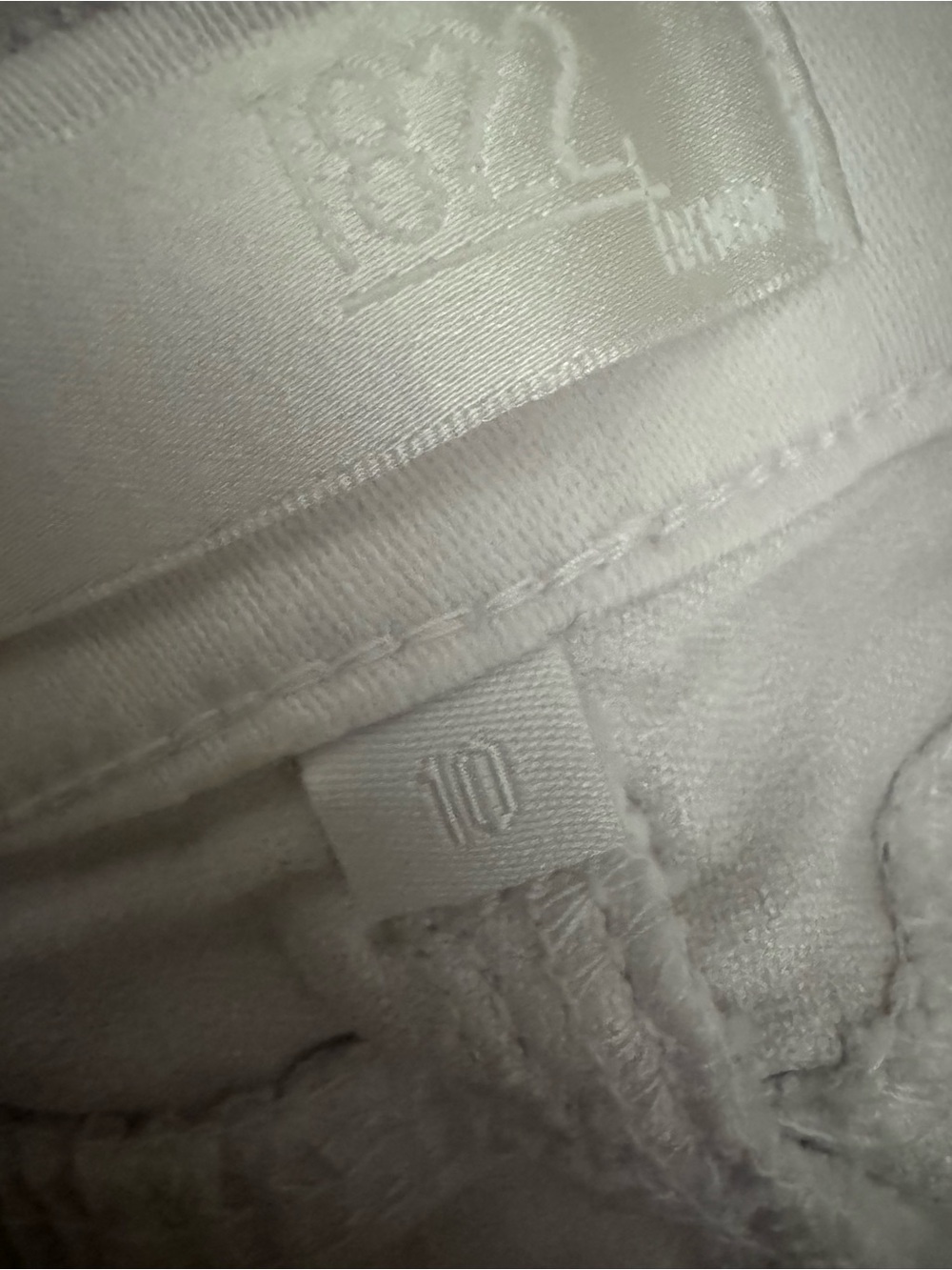 1822 Denim White Ankle Crop Jeans with Frayed Hem - Picture 2 of 5